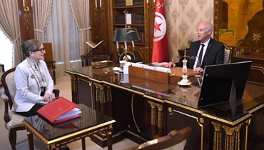 سعيّد مستقبلا رئيسة الحكومة نجلاء بودن رمضان في قصر قرطاج (27 حزيران 2022، رئاسة الجمهورية التونسية). 