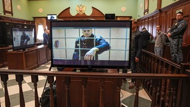 نافالني يظهر على شاشة من سجنه في محكمة موسكو (24 أيار 2022، أ ب). 