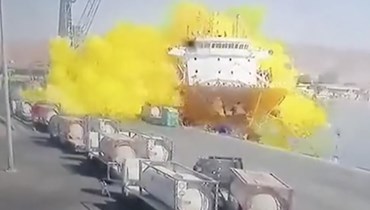 لقطة شاشة من فيديو بثته قناة المملكة، تظهر انفجار غاز الكلور بعد سقوط الحاوية من رافعة في ميناء العقبة (27 حزيران 2022، أ ب). 
