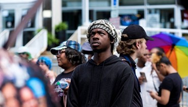 "فوضى وغضب"... خروج تظاهرات بعد انتشار فيديو لمقتل شاب من أصل أفريقي برصاص الشرطة (صور وفيديو)