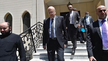 الرئيس نجيب ميقاتي خلال زيارته المطران عوده (حسام شبارو.
