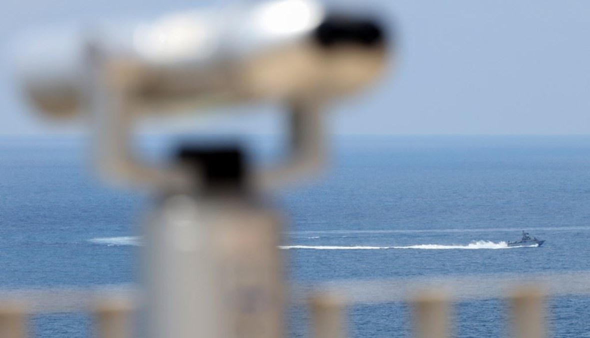 سفينة تابعة للبحرية الإسرائيلية تقوم بدوريات قبالة ساحل رأس الناقورة (أ ف ب). 