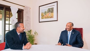احمد (الى اليسار) والبرهان خلال لقائهما (5 تموز 2022، رئاسة الوزراء الاثيوبية). 