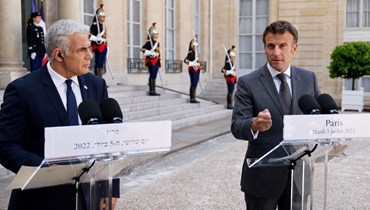 ماكرون (الى اليمين) ولبيد مصرحين عقب اجتماعهما في قصر الإليزيه في باريس (5 حزيران 2022، أ ف ب). 