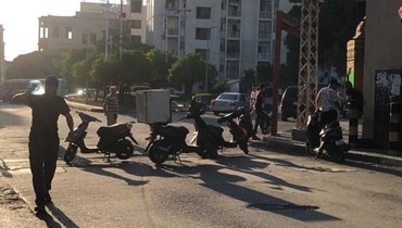 محتجون يقطعون الطريق في طرابلس.