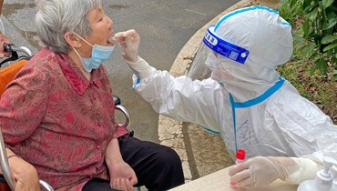 امرأة تخضع لفحص كشف كورونا في سيكسيان بمدينة سوتشو في مقاطعة آنهوي شرق الصين (4 تموز 2022، أ ف ب).