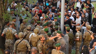 عناصر من الجيش في محيط مبنى "تاتش" (حسام شبارو).