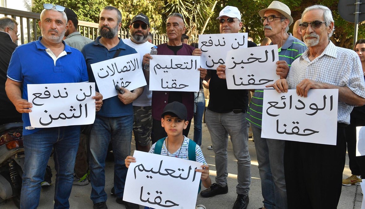 مجموعة من المواطنين المعترضين على غلاء الاتصالات ترفع شعارات مطلبية قبل محاولة اقتحام شركة "تاتش" للاتصالات ووقوع مواجهة مع الجيش أدّت إلى إصابات في صفوف المتظاهرين. 