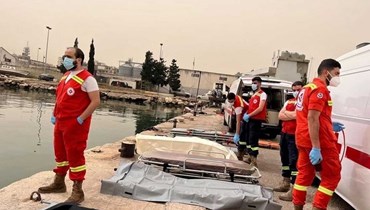 الصليب الأحمر اللبناني خلال إنقاذ عدد من ركّاب زورق الموت في طرابلس.