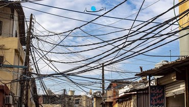 أسلاك الكهرباء تغزو سماء بيروت (نبيل إسماعيل).