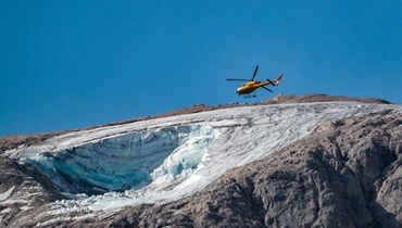 مروحية إيطالية تبحث عن مفقودين بعد انهيار جليدي في أحد جبال إيطاليا، 3 تموز 2022 - "أ ف ب"