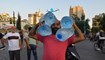 شاب يحمل عبوات مياه خلال اعتصام بيروتي مندّد بانقطاع المياه عن العاصمة منذ نحو اسبوعين (حسام شبارو). 