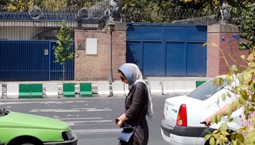 صورة ارشيفية- امرأة إيرانية تمر قرب السفارة البريطانية في طهران (21 آب 2015، أ ف ب). 