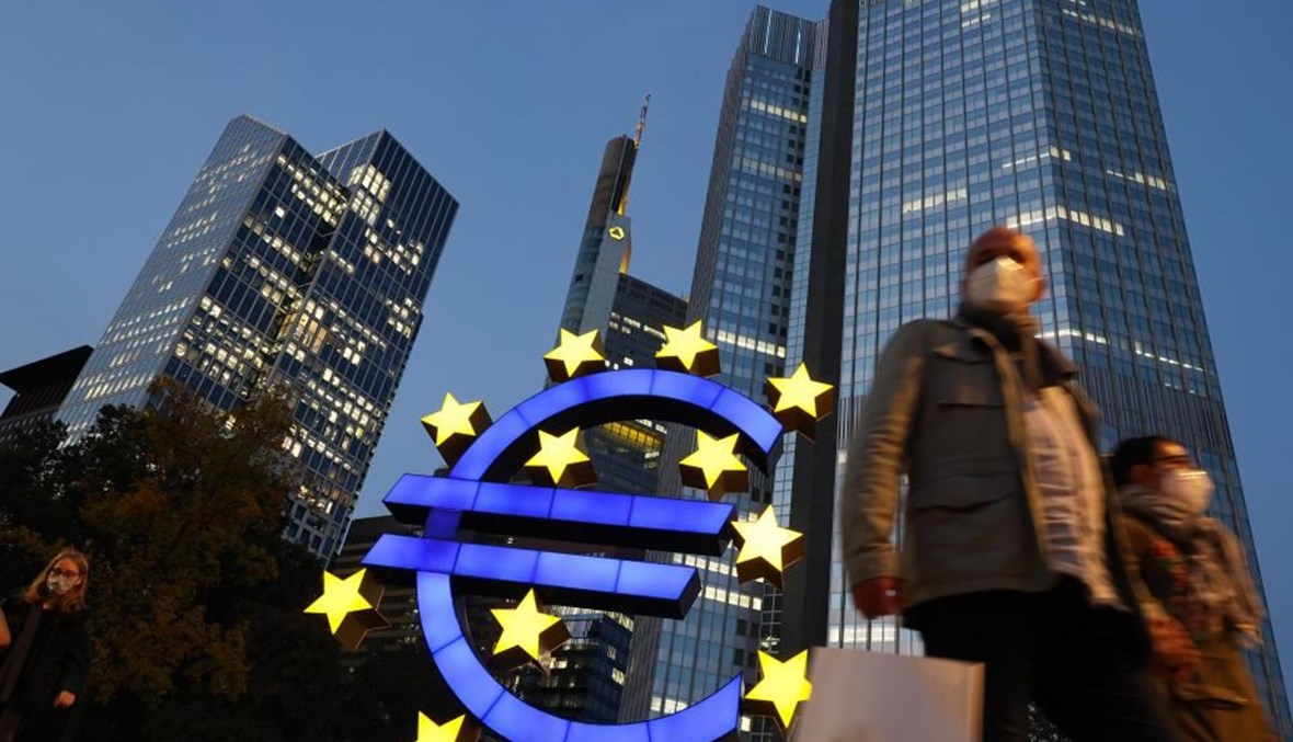 علامة اليورو في المقر السابق للبنك المركزي الأوروبي في فرانكفورت ، ألمانيا (أ ف ب).. 