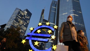 علامة اليورو في المقر السابق للبنك المركزي الأوروبي في فرانكفورت ، ألمانيا (أ ف ب).. 