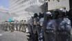 عناصر قوى الأمن والجيش أمام مصرف لبنان خلال إشعال متظاهرين إطارات بالأمس (حسام شبارو).