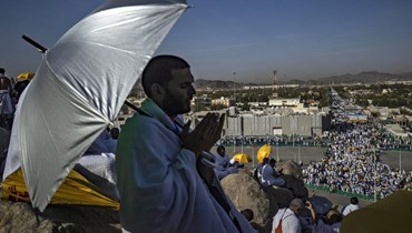 أحد الحجاج يتلو الصلاة على جبل عرفات (أ ف ب).