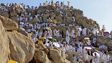 حجاج مسلمون تجمعوا على قمة جبل عرفات جنوب شرق مدينة مكة المكرمة خلال ذروة الحج (8 تموز 2022، أ ف ب). 