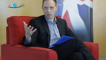 السفير البريطاني إيان كولارد (مارك فياض).