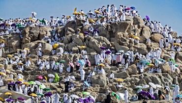 حجاج مسلمون تجمعوا على قمة جبل عرفات جنوب شرق مدينة مكة المكرمة خلال ذروة الحج (8 تموز 2022، أ ف ب). 