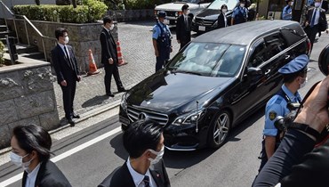 الموكب الذي ينقل جثمان رئيس الوزراء الياباني السابق شينزو آبي   (أ ف ب)