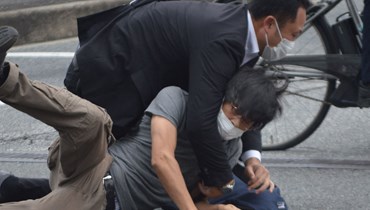 إلقاء القبض على المشتبه به في محطة ياماتو سايداجي في مدينة نارا (8 نموز 2022 - أ ف ب).