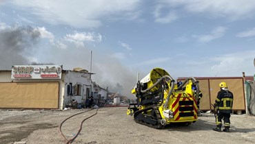 خلال مكافحة الحريق في أبوظبي (10 تموز 2022، شرطة أبوظبي). 