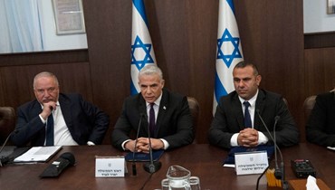 لابيد (في الوسط) يدلي ببيان في بداية الجلسة الأسبوعية للحكومة في القدس (10 تموز 2022، أ ف ب). 