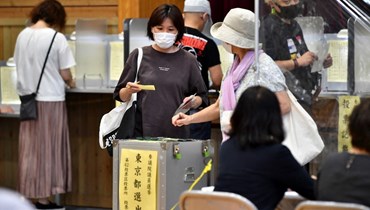 مقترعة تدلي بصوتها في انتخابات اليابان (أ ف ب).