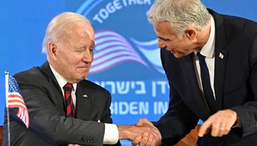 مصافحة بين بايدن ولبيد قبل بدء مؤتمر صحافي مشترك في القدس (14 تموز 2022، أ ف ب). 