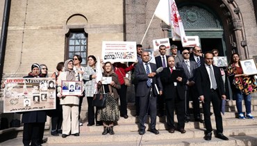 صورة أرشيفية- أنصار لمنظمة مجاهدي خلق الإيرانية يتظاهرون أمام محكمة ستوكهولم في ستوكهولم في اليوم الأول لمحاكمة حميد نوري (10 آب 2021، أ ب). 