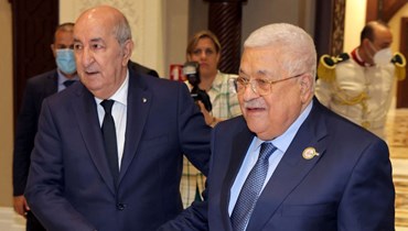 عباس (الى اليمين) ملتقيا الرئيس الجزائري عبد المجيد تبون في العاصمة الجزائر (5 تموز 2022، أ ف ب).