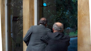 وزير المهجرين منسحباً من جلسة وزارية (أرشيفية - نبيل إسماعيل).
