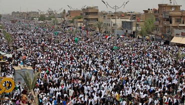 أنصار الصدر يؤدون صلاة الجمعة الجماعية في مدينة الصدر شرق بغداد (15 تموز 2022، أ ف ب). 