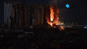 الحريق في مرفأ بيروت أمس (حسام شبارو).