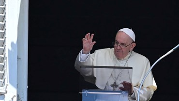 البابا فرنسيس يطل من مكتبه على ساحة القديس بطرس بالفاتيكان خلال صلاة التبشير الملائكي (17 تموز 2022، أ ف ب). 