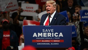 الرئيس الأميركي السابق دونالد ترامب يتحدث في تجمع انتخابي في مدينة أنكوريج بولاية ألاسكا في 10 تموز الجاري (أ ف ب).