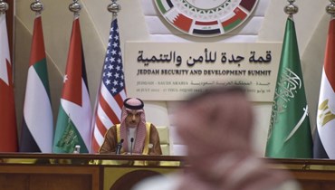 وزير الخارحية السعودي فيصل بن فرحان يضيع البيان الختامي لقمة جدّة (أ ف ب).
