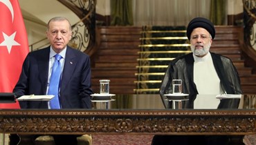 إردوغان (إلى اليسار) ورئيسي خلال مؤتمر صحافي بعد الاجتماع السابع لمجلس التعاون التركي الإيراني في قصر سعد آباد في طهران (19 تموز 2022، ا ف ب). 
