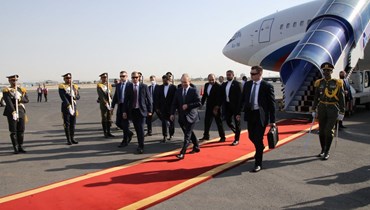 بوتين (في الوسط) يصل إلى مطار طهران (19 تموز 2022، أ ف ب). 