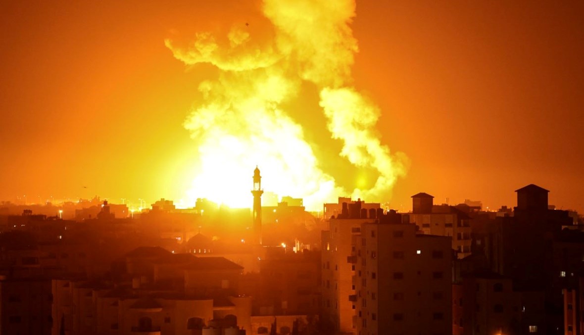 حرائق اندلعت في أعقاب غارة جوية إسرائيلية على مدينة غزة (16 تموز 2022، أ ف ب). 