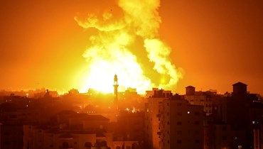 حرائق اندلعت في أعقاب غارة جوية إسرائيلية على مدينة غزة (16 تموز 2022، أ ف ب). 