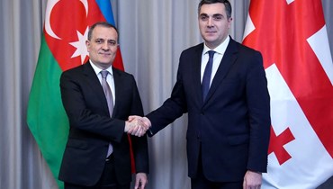 مصافحة بين وزيري خارجية جورجيا إيليا دارشياشفيلي (الى اليمين) وأذربيجان جيون بيراموف في تبليسي (16 تموز 2022، أ ف ب). 