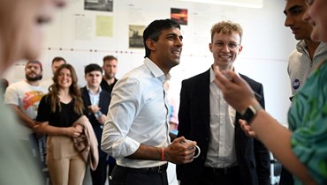 سوناك (الى اليسار) يتحدث إلى نشطاء وأنصار خلال زيارة لتيسايد فريبورت في ريدكار شمال شرق إنكلترا (16 تموز 2022، أ ف ب). 