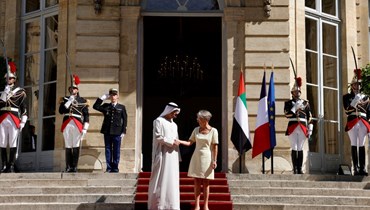 رئيسة الوزراء الفرنسية إليزابيث بورن تستقبل الشيخ محمد بن زايد على درج قصر ماتينيون في باريس (19 تموز 2022، أ ف ب). 