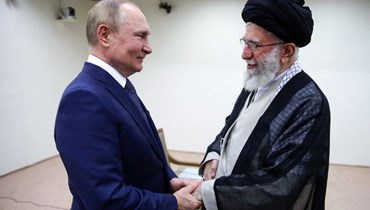 خامنئي (إلى اليمين) مستقبلا بوتين في طهران (19 تموز 2022، أ ف ب). 
