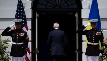 الرئيس الأمريكي جو بايدن يدخل البيت الأبيض في واشنطن العاصمة (أ ف ب).