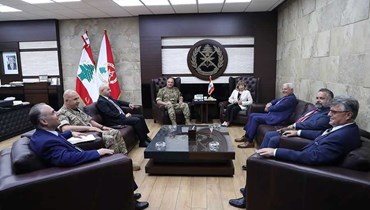 خلال لقاء وفد لجنة التنسيق اللبنانية - الأميركية قائد الجيش في اليرزة.
