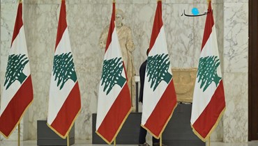 أعلام لبنانية في باحة القصر الجمهوري (نبيل اسماعيل).