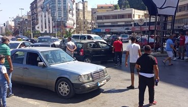 محتجون على تردّي الأوضاع المعيشية قطعوا ساحة النور في طرابلس.